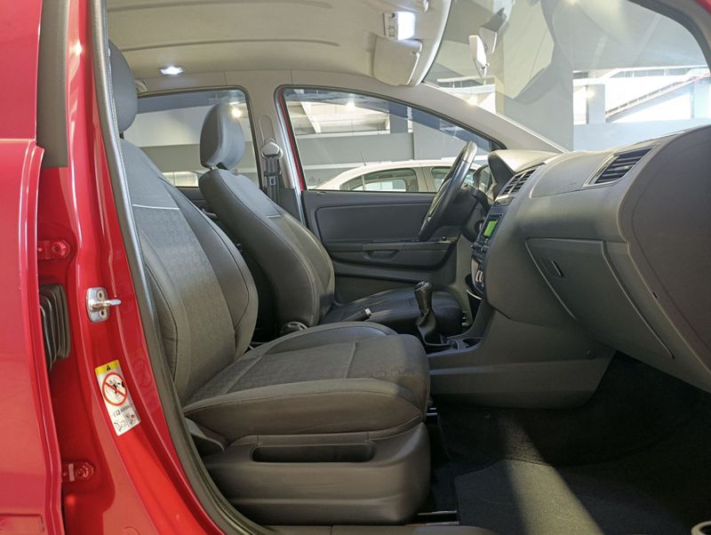 Volkswagen Fox Comfortline 1.6 2015/2015 SIM VEÍCULOS PORTO ALEGRE / Carros no Vale