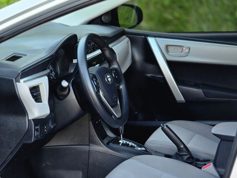 Toyota Corolla GLi 1.8 16V 2014/2015 AUTO NÍVEL VEÍCULOS SANTA CRUZ DO SUL / Carros no Vale Toyota Corolla GLi 1.8 16V 2014/2015 AUTO NÍVEL VEÍCULOS SANTA CRUZ DO SUL / Carros no Vale