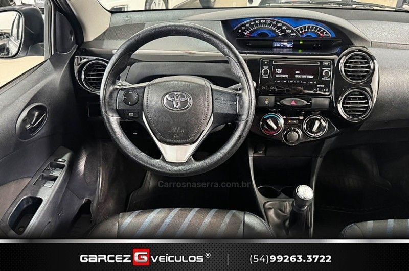 TOYOTA ETIOS 1.5 XS SEDAN 16V 2016/2016 GARCEZ VEÍCULOS BENTO GONÇALVES / Carros no Vale