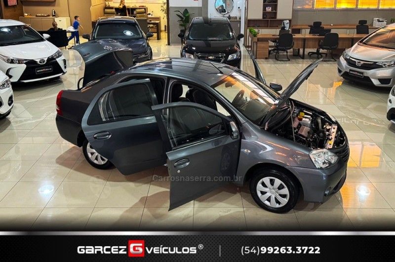 TOYOTA ETIOS 1.5 XS SEDAN 16V 2016/2016 GARCEZ VEÍCULOS BENTO GONÇALVES / Carros no Vale