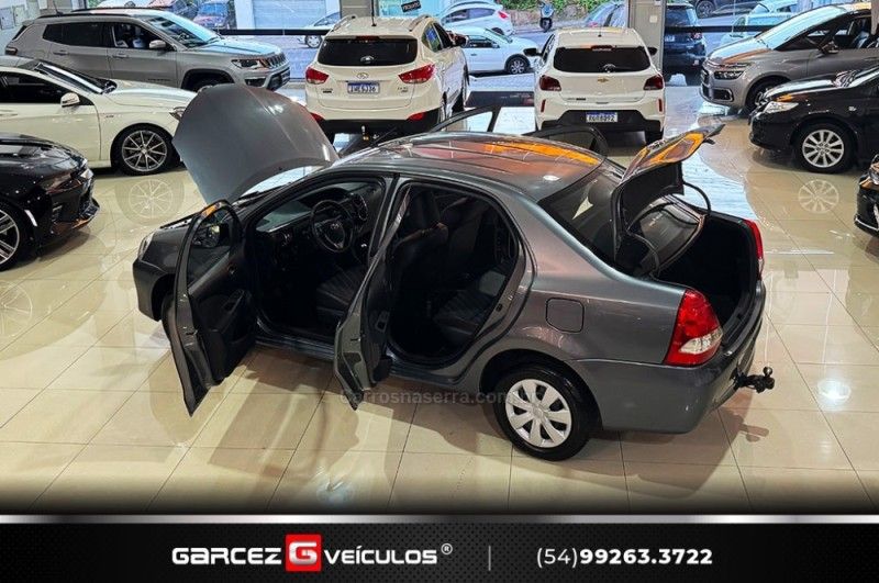 TOYOTA ETIOS 1.5 XS SEDAN 16V 2016/2016 GARCEZ VEÍCULOS BENTO GONÇALVES / Carros no Vale