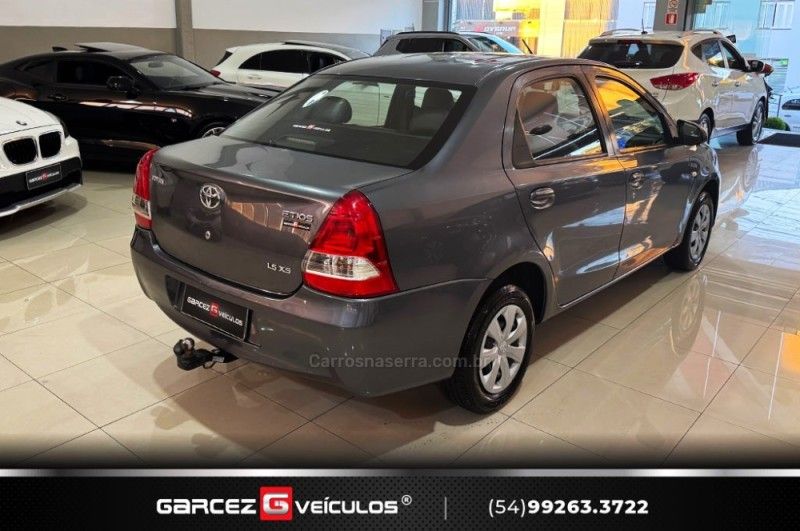 TOYOTA ETIOS 1.5 XS SEDAN 16V 2016/2016 GARCEZ VEÍCULOS BENTO GONÇALVES / Carros no Vale