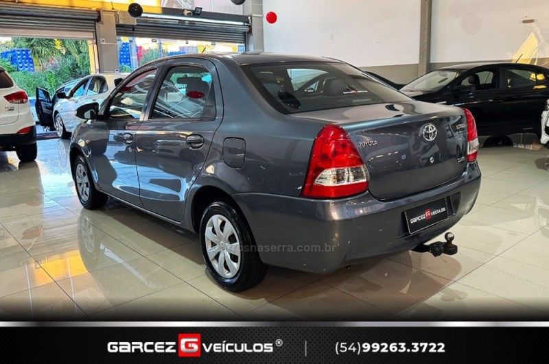 TOYOTA ETIOS 1.5 XS SEDAN 16V 2016/2016 GARCEZ VEÍCULOS BENTO GONÇALVES / Carros no Vale