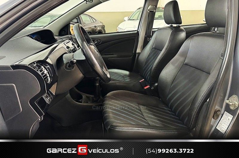 TOYOTA ETIOS 1.5 XS SEDAN 16V 2016/2016 GARCEZ VEÍCULOS BENTO GONÇALVES / Carros no Vale