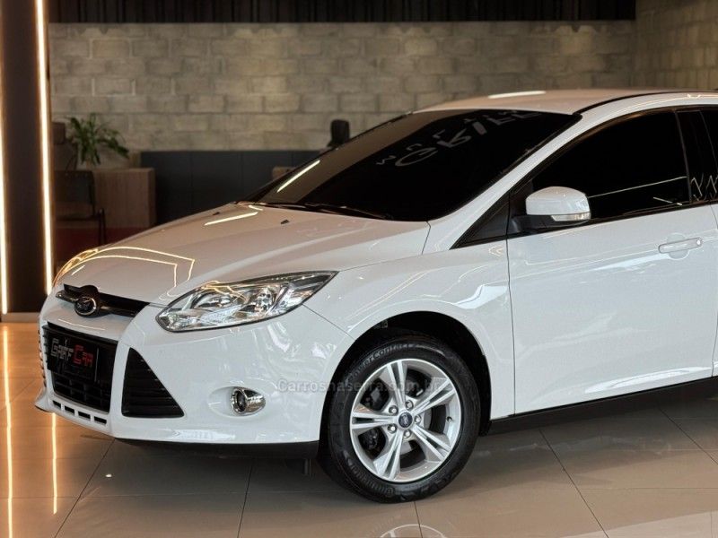 FORD FOCUS 1.6 S 16V 2014/2015 GRIFFCAR MULTIMARCAS DOIS IRMÃOS / Carros no Vale