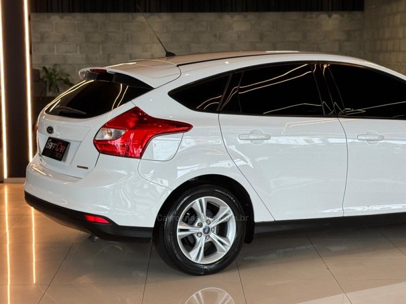 FORD FOCUS 1.6 S 16V 2014/2015 GRIFFCAR MULTIMARCAS DOIS IRMÃOS / Carros no Vale