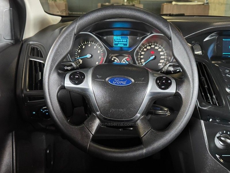 FORD FOCUS 1.6 S 16V 2014/2015 GRIFFCAR MULTIMARCAS DOIS IRMÃOS / Carros no Vale