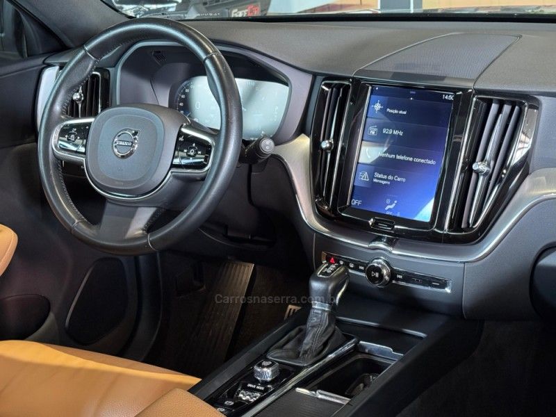 VOLVO XC60 2.0 D5 MOMENTUM AWD 2019/2020 GRIFFCAR MULTIMARCAS DOIS IRMÃOS / Carros no Vale