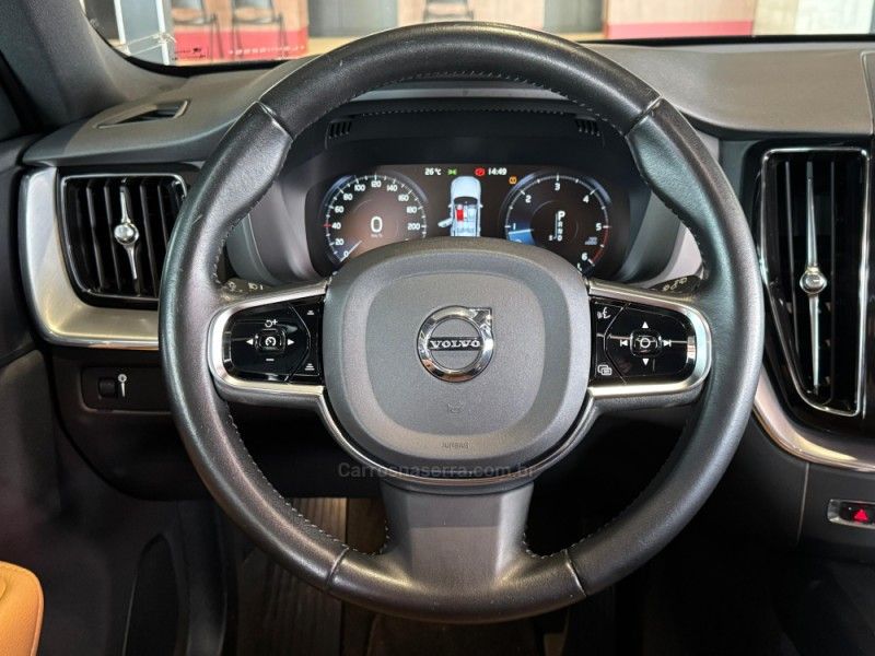 VOLVO XC60 2.0 D5 MOMENTUM AWD 2019/2020 GRIFFCAR MULTIMARCAS DOIS IRMÃOS / Carros no Vale