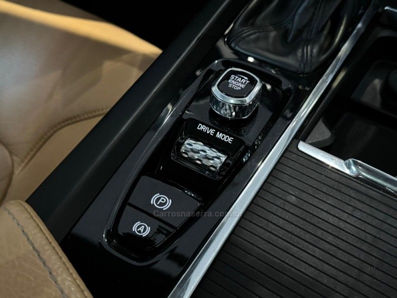 VOLVO XC60 2.0 D5 MOMENTUM AWD 2019/2020 GRIFFCAR MULTIMARCAS DOIS IRMÃOS / Carros no Vale