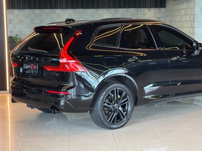 VOLVO XC60 2.0 D5 MOMENTUM AWD 2019/2020 GRIFFCAR MULTIMARCAS DOIS IRMÃOS / Carros no Vale