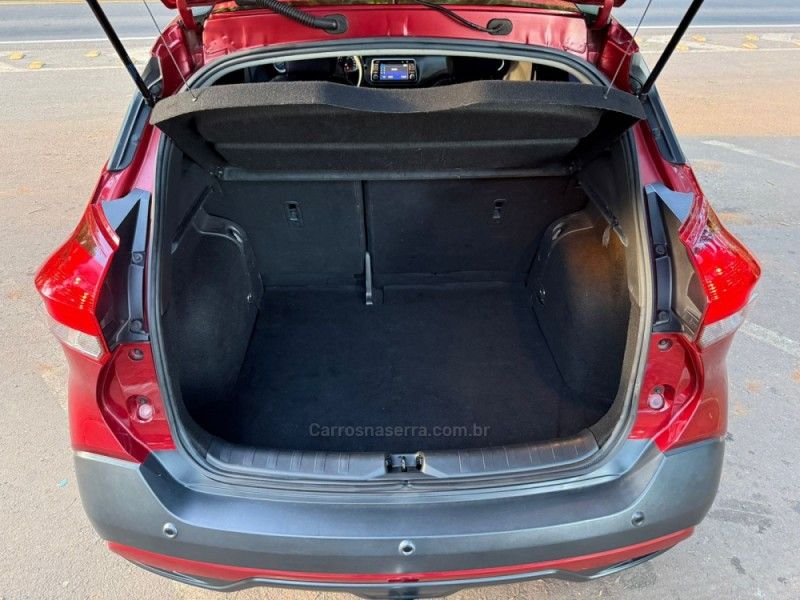 NISSAN KICKS 1.6 16V SV XTRONIC 2017/2018 KASPER VEÍCULOS DOIS IRMÃOS / Carros no Vale