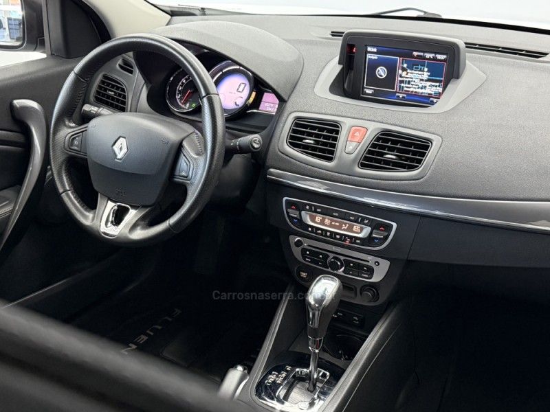 RENAULT FLUENCE 2.0 DYNAMIQUE PLUS 16V 2015/2016 FOCAR VEÍCULOS CAXIAS DO SUL / Carros no Vale