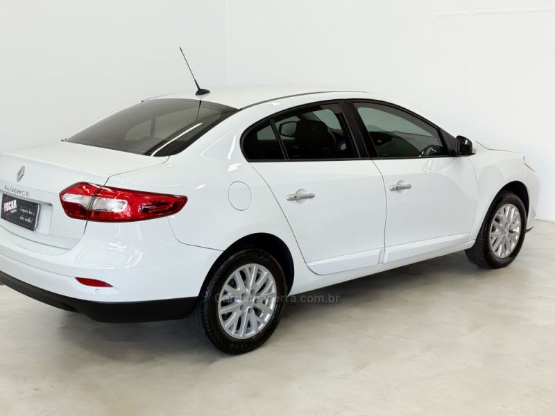 RENAULT FLUENCE 2.0 DYNAMIQUE PLUS 16V 2015/2016 FOCAR VEÍCULOS CAXIAS DO SUL / Carros no Vale