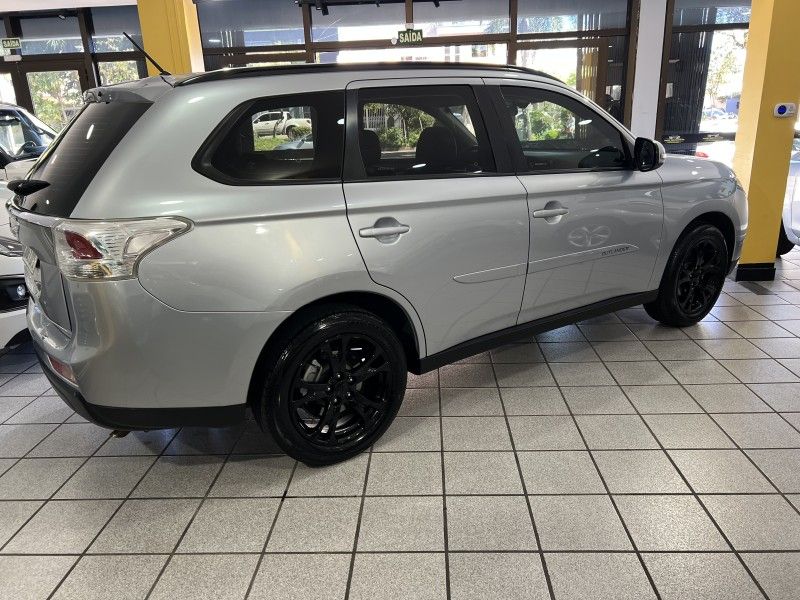 MITSUBISHI OUTLANDER 2.0 16V 2013/2014 PRIME MULTIMARCAS CAXIAS DO SUL / Carros no Vale