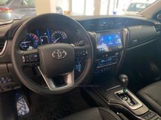 TOYOTA HILUX SW4 2.8 4X4 SRX PLATINUM TURBO 2025/2025 ÓTIMA CAR FLORES DA CUNHA / Carros no Vale