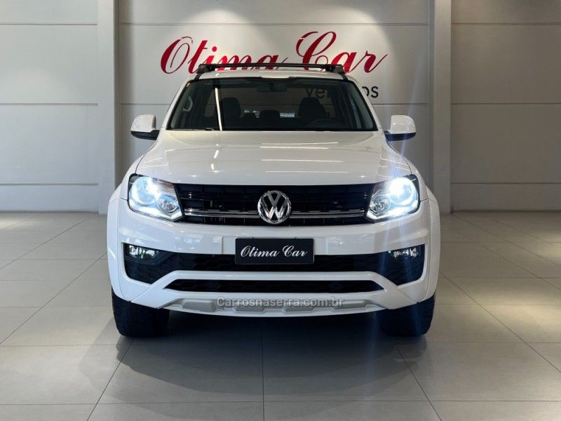 VOLKSWAGEN AMAROK 2.0 TRENDLINE 4X4 CD 16V TURBO INTERCOOLER 2017/2018 ÓTIMA CAR FLORES DA CUNHA / Carros no Vale