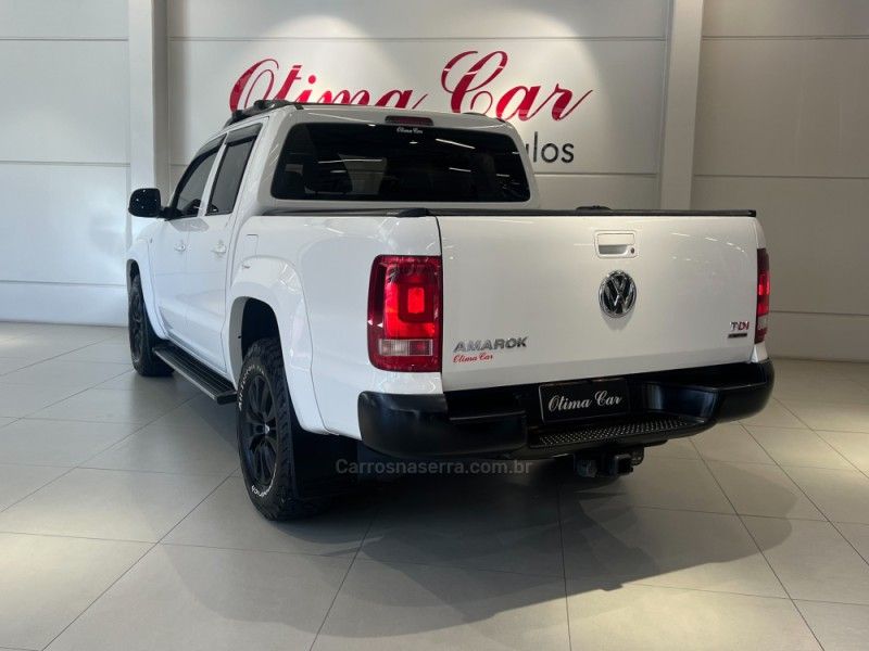 VOLKSWAGEN AMAROK 2.0 TRENDLINE 4X4 CD 16V TURBO INTERCOOLER 2017/2018 ÓTIMA CAR FLORES DA CUNHA / Carros no Vale