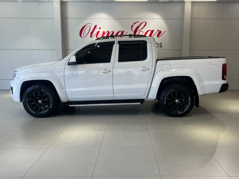 VOLKSWAGEN AMAROK 2.0 TRENDLINE 4X4 CD 16V TURBO INTERCOOLER 2017/2018 ÓTIMA CAR FLORES DA CUNHA / Carros no Vale