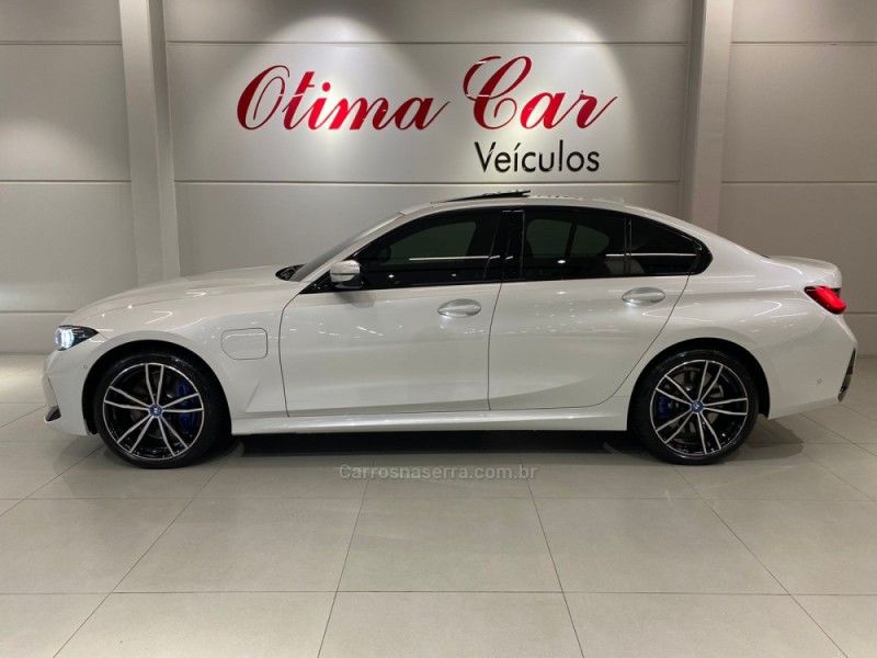 BMW 330E 2.0 M SPORT 16V TURBO HÍBRIDO 2023/2023 ÓTIMA CAR FLORES DA CUNHA / Carros no Vale
