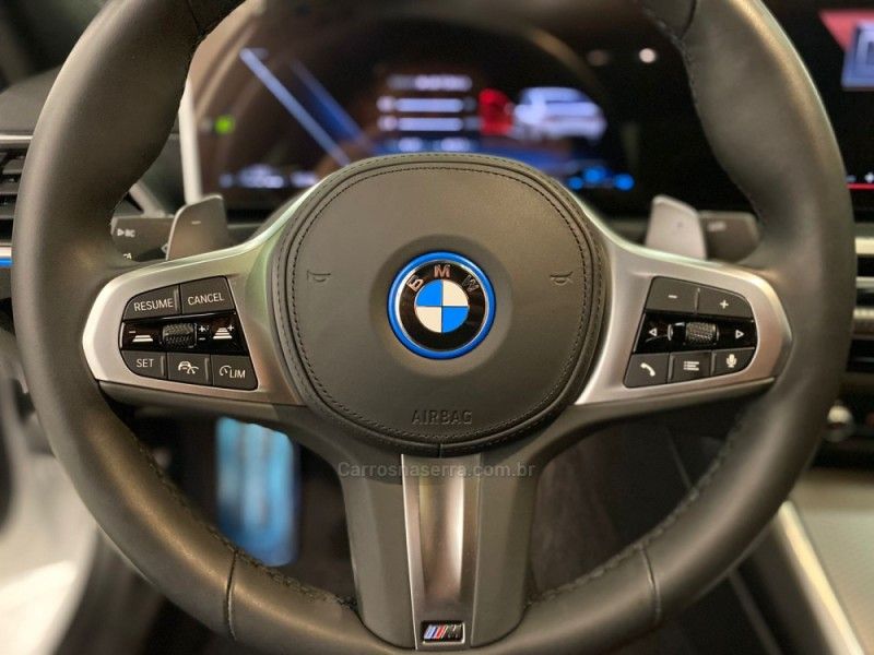 BMW 330E 2.0 M SPORT 16V TURBO HÍBRIDO 2023/2023 ÓTIMA CAR FLORES DA CUNHA / Carros no Vale