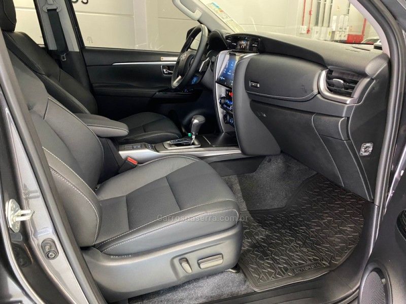 TOYOTA HILUX SW4 2.8 4X4 SRX PLATINUM TURBO 2025/2025 ÓTIMA CAR FLORES DA CUNHA / Carros no Vale