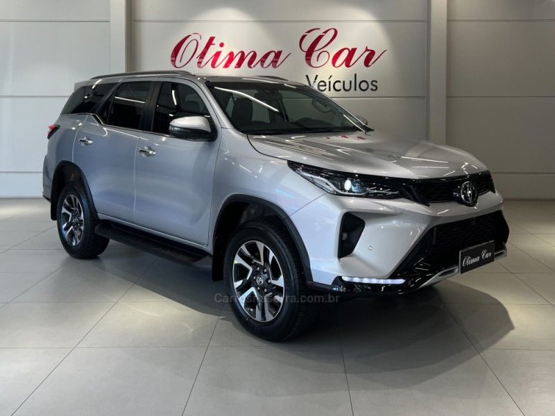 TOYOTA HILUX SW4 2.8 4X4 SRX PLATINUM TURBO 2025/2025 ÓTIMA CAR FLORES DA CUNHA / Carros no Vale