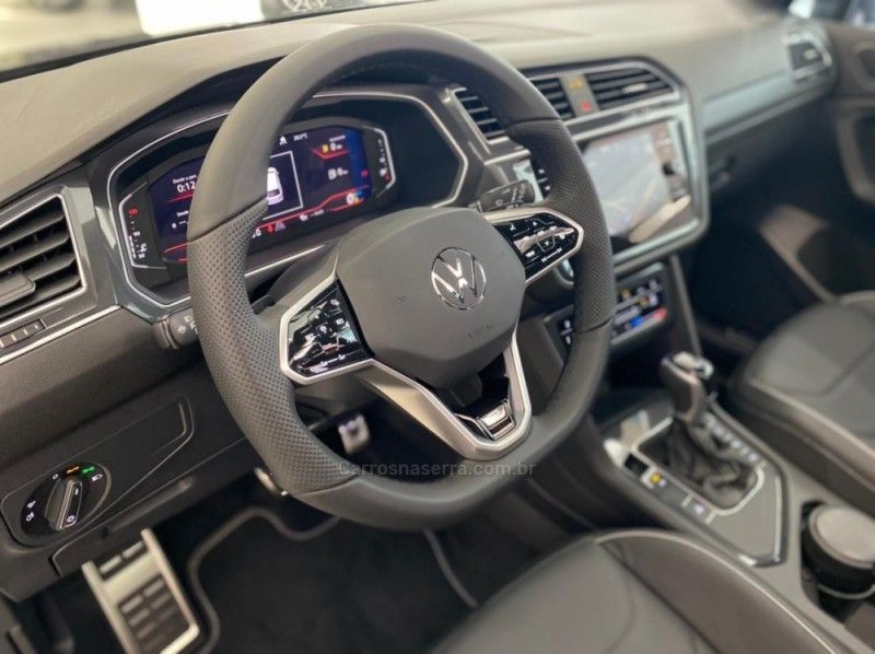 VOLKSWAGEN TIGUAN 2.0 ALLSPACE R-LINE 300 TSI 2024/2025 ÓTIMA CAR FLORES DA CUNHA / Carros no Vale