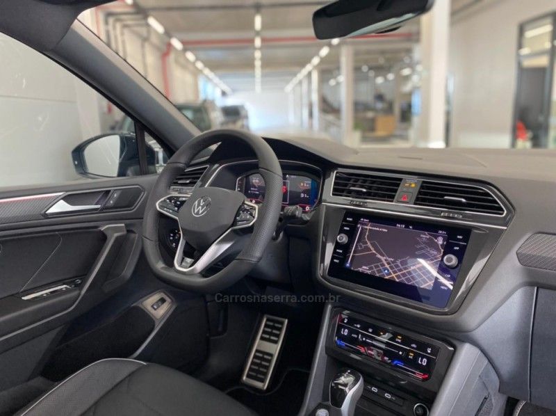 VOLKSWAGEN TIGUAN 2.0 ALLSPACE R-LINE 300 TSI 2024/2025 ÓTIMA CAR FLORES DA CUNHA / Carros no Vale
