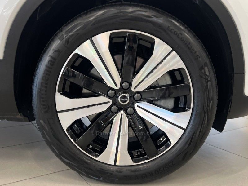 VOLVO XC 40 P6 RECHARGE ELECTRIC PLUS 2022/2023 ÓTIMA CAR FLORES DA CUNHA / Carros no Vale