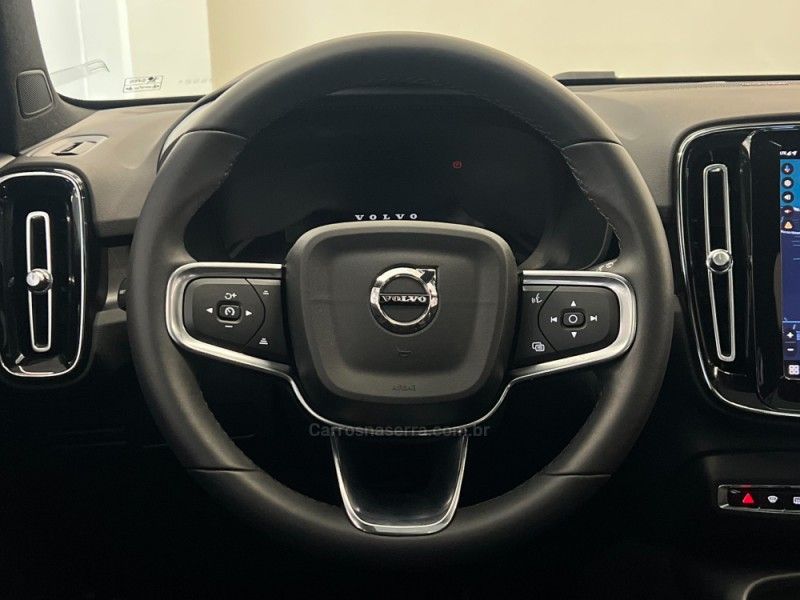 VOLVO XC 40 P6 RECHARGE ELECTRIC PLUS 2022/2023 ÓTIMA CAR FLORES DA CUNHA / Carros no Vale