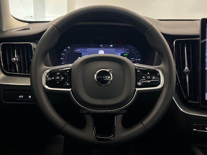 VOLVO XC60 2.0 T8 RECHARGE PLUS AWD HIBRIDO 2025/2026 ÓTIMA CAR FLORES DA CUNHA / Carros no Vale VOLVO XC60 2.0 T8 RECHARGE PLUS AWD HIBRIDO 2025/2026 ÓTIMA CAR FLORES DA CUNHA / Carros no Vale