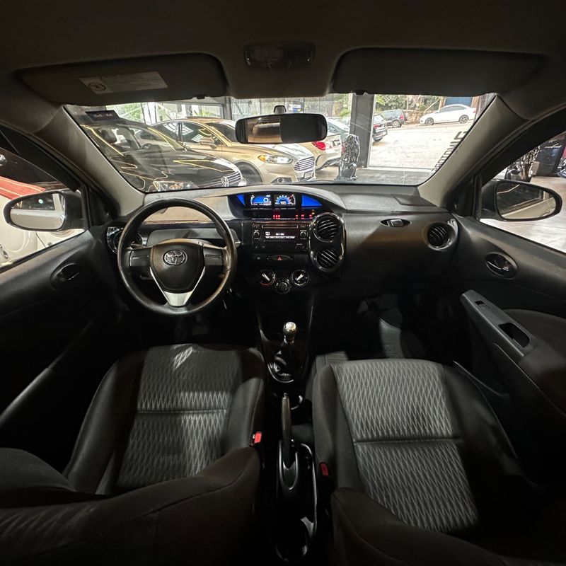 Toyota Etios Hb X 13l 2017/2018 DL MOTORS LAJEADO / Carros no Vale