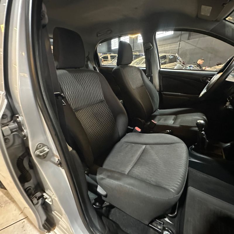 Toyota Etios Hb X 13l 2017/2018 DL MOTORS LAJEADO / Carros no Vale