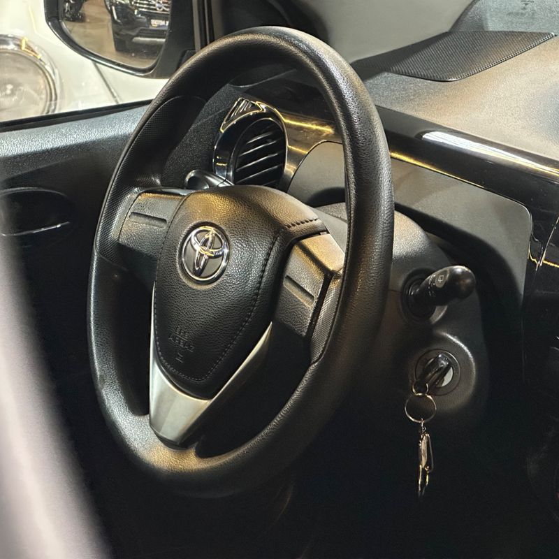 Toyota Etios Hb X 13l 2017/2018 DL MOTORS LAJEADO / Carros no Vale