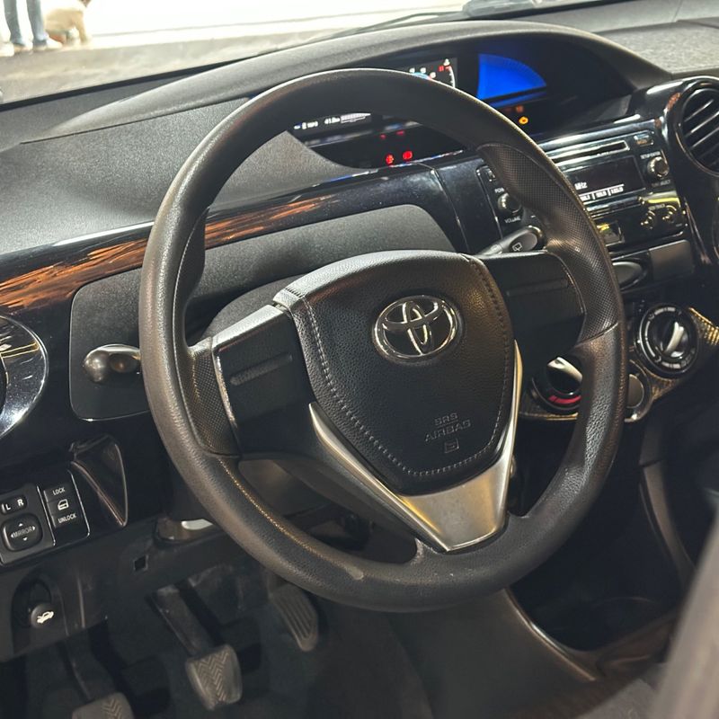 Toyota Etios Hb X 13l 2017/2018 DL MOTORS LAJEADO / Carros no Vale