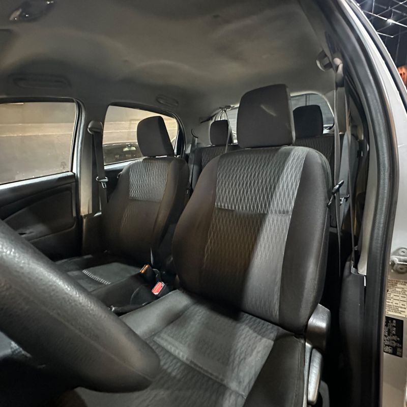 Toyota Etios Hb X 13l 2017/2018 DL MOTORS LAJEADO / Carros no Vale