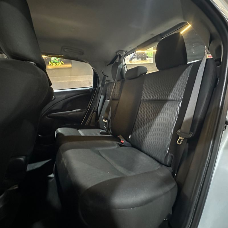 Toyota Etios Hb X 13l 2017/2018 DL MOTORS LAJEADO / Carros no Vale