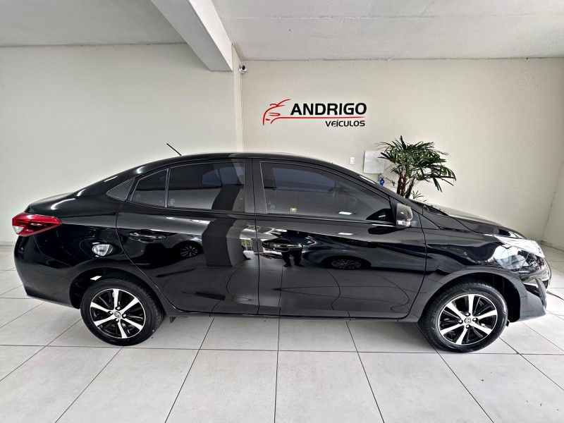TOYOTA YARIS 1.5 XS SEDAN 16V 2021/2022 ANDRIGO VEÍCULOS CAXIAS DO SUL / Carros no Vale