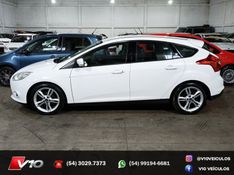 FORD FOCUS 2.0 SE HATCH 16V AUTO 2014/2014 V10 VEÍCULOS CAXIAS DO SUL / Carros no Vale