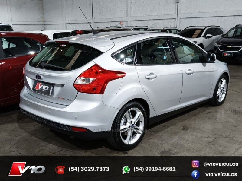 FORD FOCUS 2.0 SE HATCH 16V AUTO 2014/2015 V10 VEÍCULOS CAXIAS DO SUL / Carros no Vale