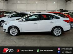 FORD FOCUS 2.0 TITANIUM PLUS SEDAN 16V 2016/2017 V10 VEÍCULOS CAXIAS DO SUL / Carros no Vale