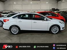 FORD FOCUS 2.0 TITANIUM PLUS SEDAN 16V 2016/2017 V10 VEÍCULOS CAXIAS DO SUL / Carros no Vale