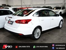 FORD FOCUS 2.0 TITANIUM PLUS SEDAN 16V 2016/2017 V10 VEÍCULOS CAXIAS DO SUL / Carros no Vale