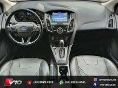 FORD FOCUS 2.0 TITANIUM PLUS SEDAN 16V 2016/2017 V10 VEÍCULOS CAXIAS DO SUL / Carros no Vale