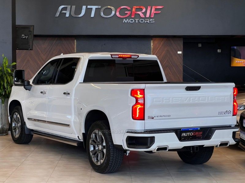 CHEVROLET SILVERADO 5.3 1500 HIGH 4X4 COUNTRY 4X4 2023/2024 AUTOGRIF MOTORS CAMPO BOM / Carros no Vale
