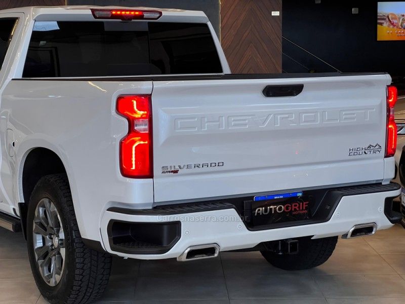 CHEVROLET SILVERADO 5.3 1500 HIGH 4X4 COUNTRY 4X4 2023/2024 AUTOGRIF MOTORS CAMPO BOM / Carros no Vale