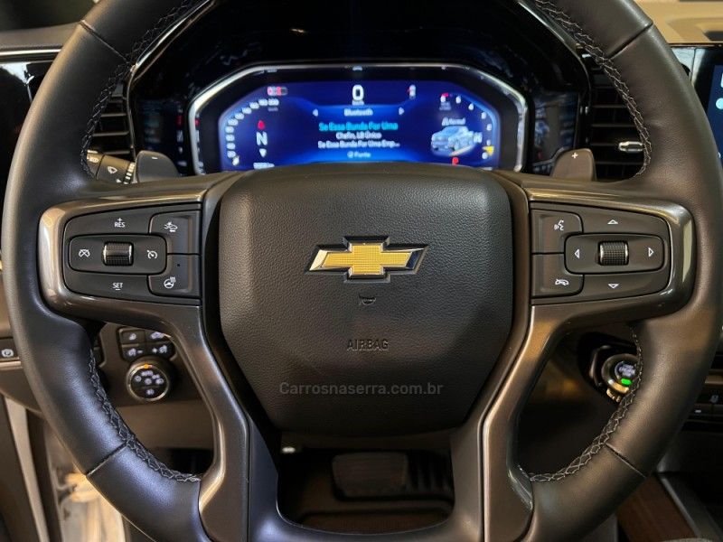 CHEVROLET SILVERADO 5.3 1500 HIGH 4X4 COUNTRY 4X4 2023/2024 AUTOGRIF MOTORS CAMPO BOM / Carros no Vale