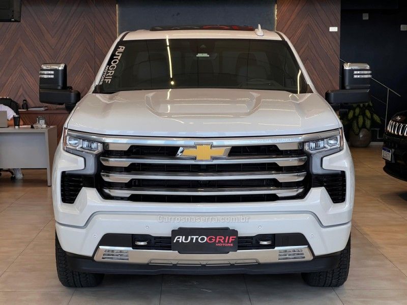 CHEVROLET SILVERADO 5.3 1500 HIGH 4X4 COUNTRY 4X4 2023/2024 AUTOGRIF MOTORS CAMPO BOM / Carros no Vale