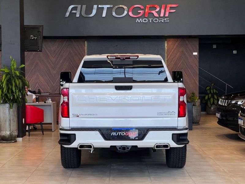 CHEVROLET SILVERADO 5.3 1500 HIGH 4X4 COUNTRY 4X4 2023/2024 AUTOGRIF MOTORS CAMPO BOM / Carros no Vale